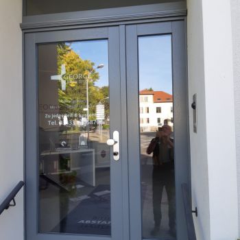 2 flügl. Ladeneingangstür mit Stichbogenoberlicht